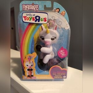Toys R Us Fingerlings Rair New GiGi Unicorn